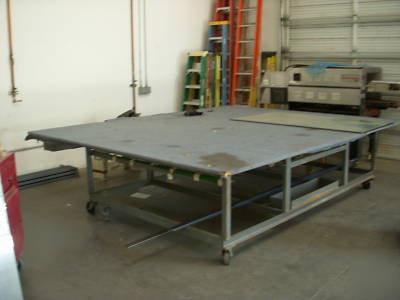 Tilting glass cutting table