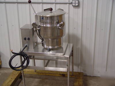 Groen 20 quart jacketed tilt kettle with stand 1 phase