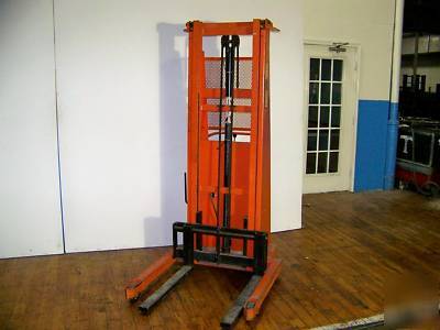 Presto straddle stacker, 2000 lbs. capacity, 30