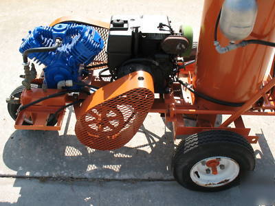 Parking lot paint striping machine for large jobs
