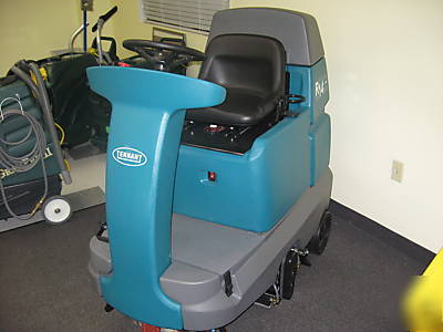 Tennant R14 readyspace rideon carpet cleaner