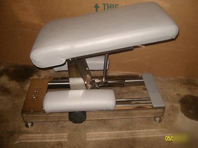 Kale knee-chest table used