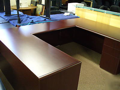 National laminate wrap around u- desk