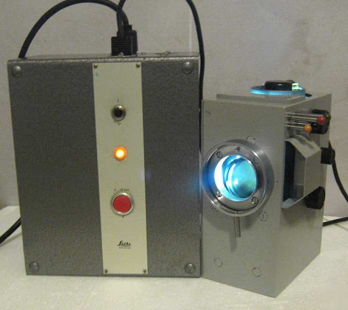 Leitz microscope illuminator and power supply