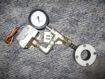 Onyx pressure isolator ring & barksdale dual set switch