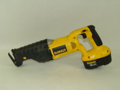 Nice dewalt DC385 reciprocating saw w/battery & charger