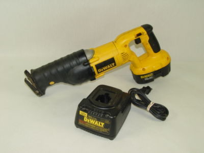 Nice dewalt DC385 reciprocating saw w/battery & charger