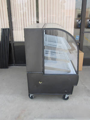 Curved glass display case true tcgd-50 bakery case