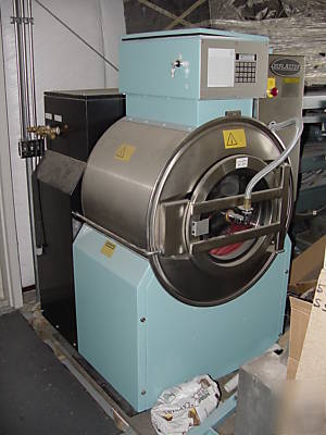 New braun 50 lb capacity hard mount washer extractor 