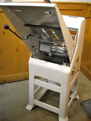 Oliver model 797 gravity feed bread slicer - 1/4