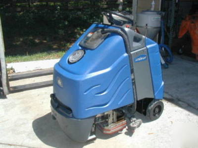 Windsor chariot CSX24X ride-on 24â€ floor scrubber rider