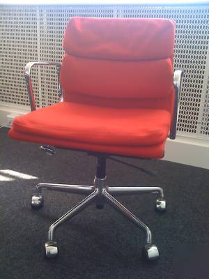 Vitra charles eames EA217 red soft pad office chair 