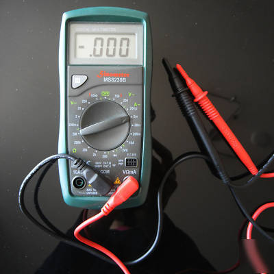 Digital multimeter with transistortest - manual ranging