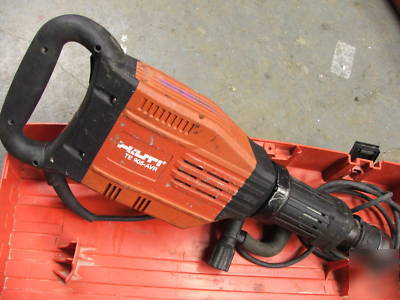 Hilti demolition breaker and case model TE905-avr 
