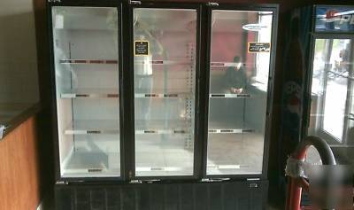 Master-bilt blg-74HD 3 door display merchandiser 