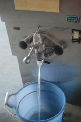 Saniserv counter top soft serve ice cream machine 