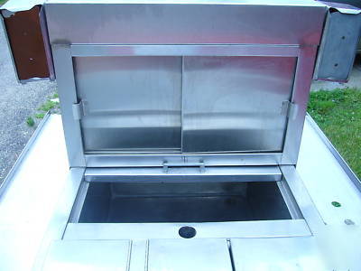Vintage hot dog cart w/umbrella