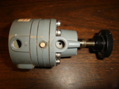 Moore model 41-100 precision regulator