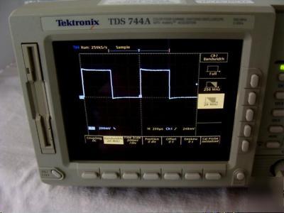 Tektronix tds 744A color oscilloscope w/opts TDS744A