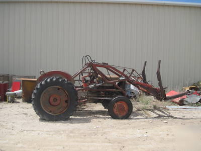 Ford 600 tractor with loader - runs - good tires