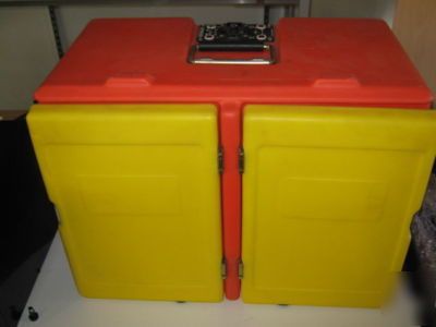 Heated meal transporter pan carrier ac dc meels wheels