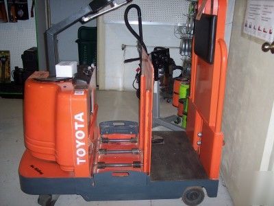 Toyota 6TBW20 electric walkie pallet truck/tow truck