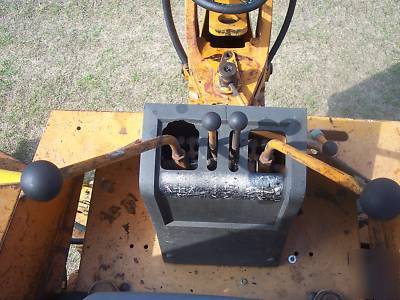 {no } case 580D backhoe~~runs & works very good~
