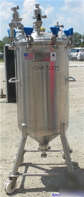 Used- precision stainless pressure tank, 79 gallon (300