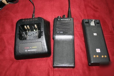 Motorola HT1000 uhf 406- 470MHZ radio w/ batt & charger