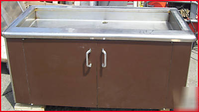 Salad bar or beer on ice portable bin insulated cabinet