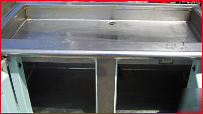 Salad bar or beer on ice portable bin insulated cabinet