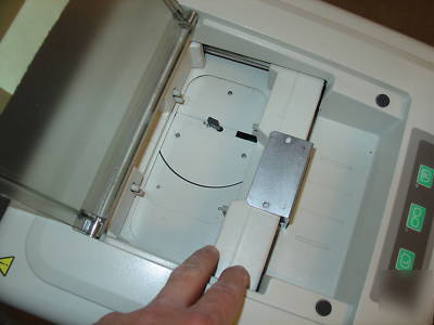 Nidek intelligent blocker with built-in tracer 