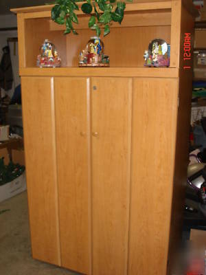 Computer desk & cabinet w/lighted hutch f/collectibles