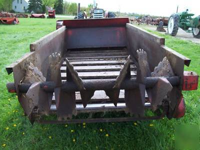 Gehl 175 manure spreader ; works good