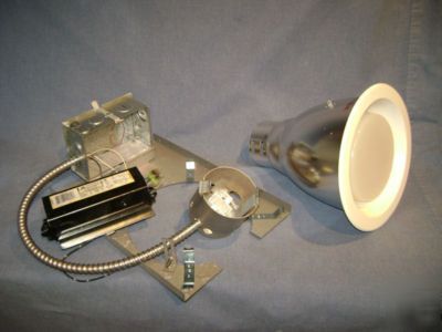 Spectrum SP7VF126H1 7-in. vertical fluorescent rec. can