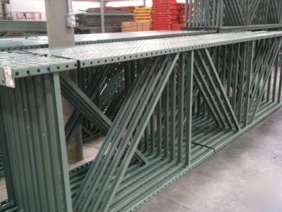 Large lot pallet racking 42