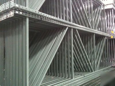 Large lot pallet racking 42