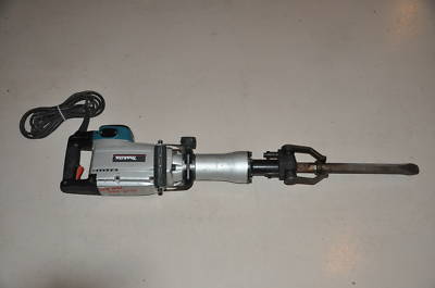 Makita HM1304B 35-pound demolition hammer w/1 bit