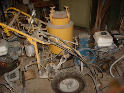  kelly creswell striping machine 5.5 hp honda as is