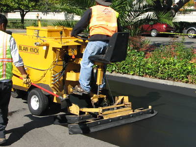 2002 blaw knox-ingersol rand asphalt squeegee machine. 