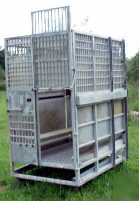 Restraint (squeeze) cage