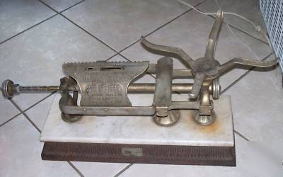 Antique 1903 the micrometer drug store scale. 