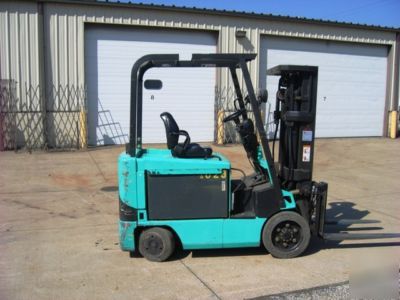 2004 electric forklift very clean with low hours 