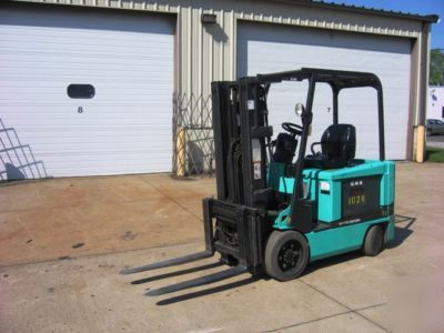 2004 electric forklift very clean with low hours 