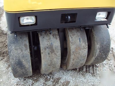 Komatsu JW33-2 tire roller **great condition** 