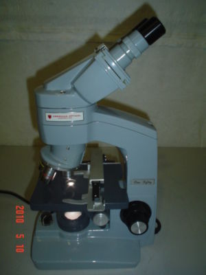 American optical lighted microscope w/dust cover #4 umc