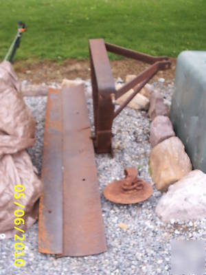 1945 ford 2N tractor w/3 pt hitch, pto,+ extras 