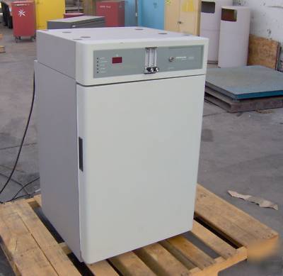 Vwr scientific CO2 incubator model 2200 shel lab