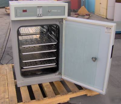 Vwr scientific CO2 incubator model 2200 shel lab