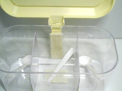 Plastic condiment container storage with 3 spoons